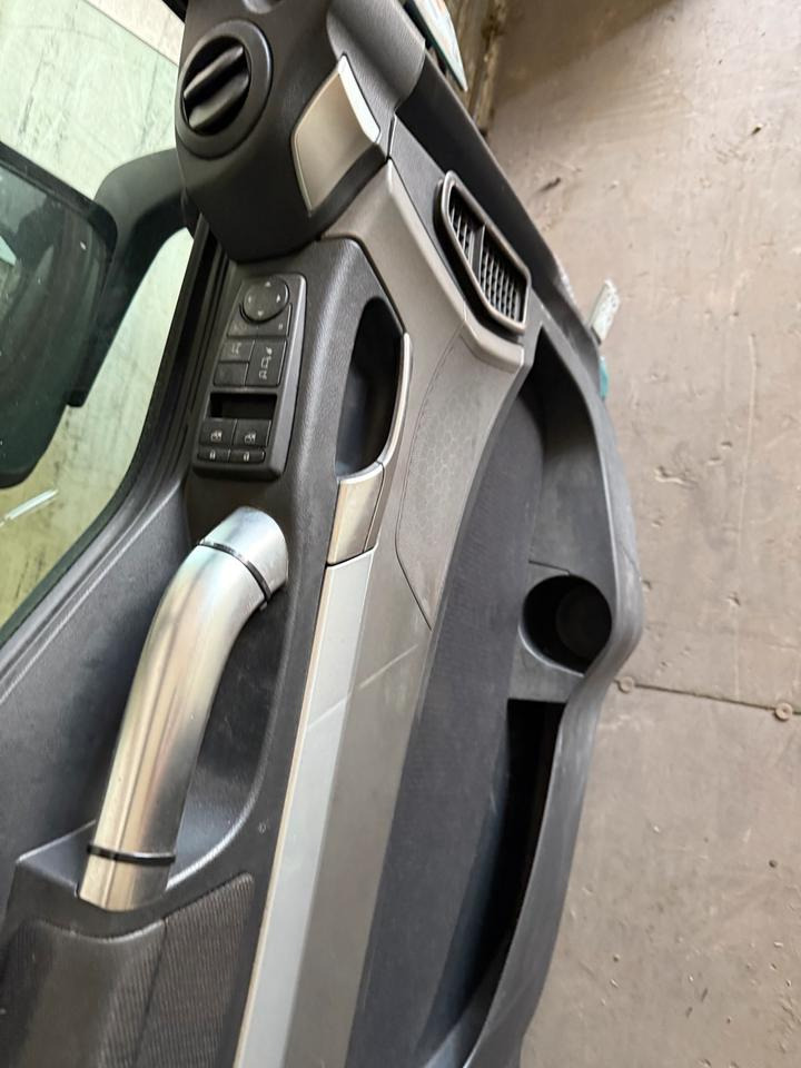 MAN TGX Fahrertür Grün Spiegel Innenverkleidung LN 60 - Puerta y piezas para Camión: foto 4 MAN TGX Fahrertür Grün Spiegel Innenverkleidung LN 60 - Puerta y piezas para Camión: foto 4