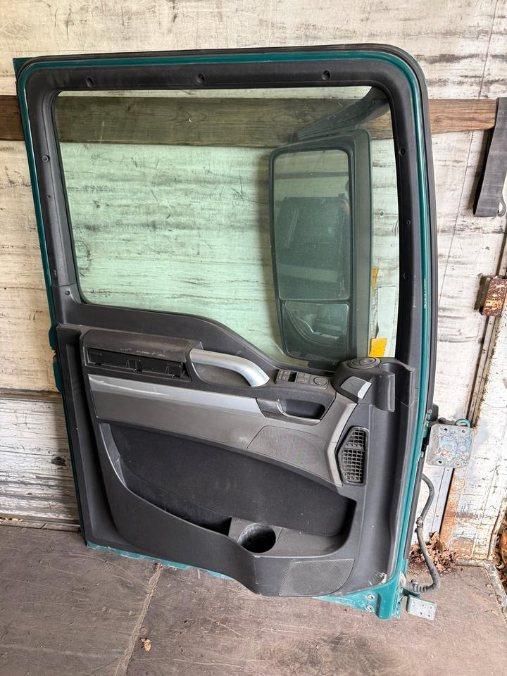 MAN TGX Fahrertür Grün mit Spiegel Innenverkleidung LN 83 - Puerta y piezas para Camión: foto 2 MAN TGX Fahrertür Grün mit Spiegel Innenverkleidung LN 83 - Puerta y piezas para Camión: foto 2