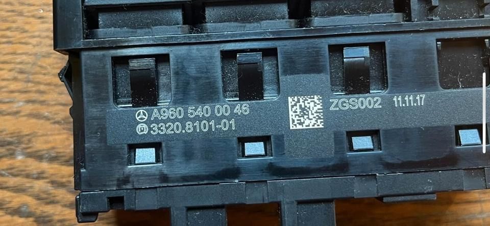 Mercedes Actros MP4 Kabinenschalter, Innenbeleuchtung A9605400046 - Cabina e interior para Camión: foto 2 Mercedes Actros MP4 Kabinenschalter, Innenbeleuchtung A9605400046 - Cabina e interior para Camión: foto 2