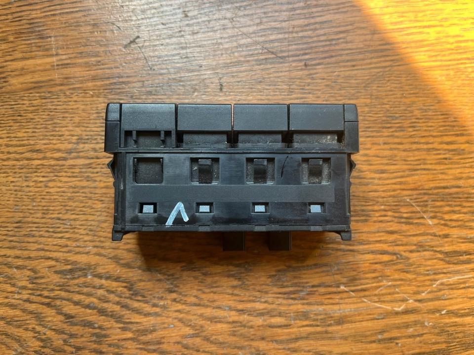 Mercedes Actros MP4 Kabinenschalter, Innenbeleuchtung A9605400046 - Cabina e interior para Camión: foto 4 Mercedes Actros MP4 Kabinenschalter, Innenbeleuchtung A9605400046 - Cabina e interior para Camión: foto 4