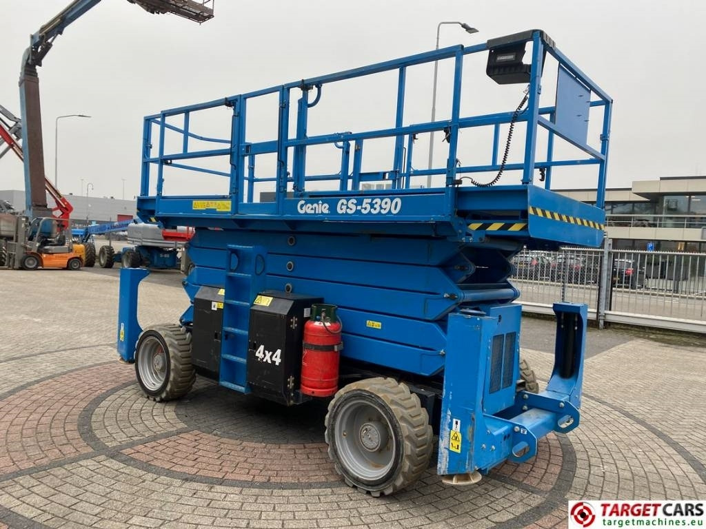 Genie GS-5390 RT LPG 4x4 Scissor Work Lift 1815cm - Plataforma de tijeras: foto 2 Genie GS-5390 RT LPG 4x4 Scissor Work Lift 1815cm - Plataforma de tijeras: foto 2