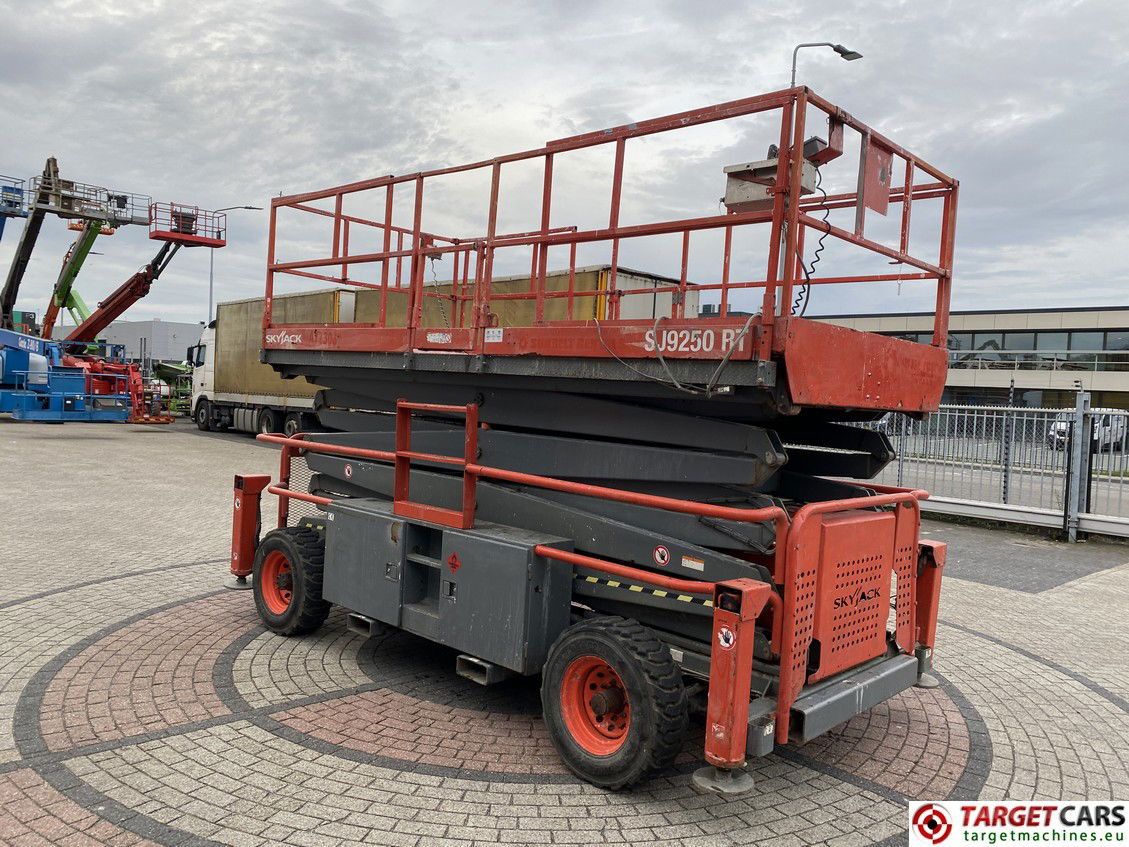 SKYJACK SJ9250 RT SCISSOR SJ9250RT 4x4 DIESEL WORKLIFT 1720CM 2017 50002102 2171HRS - Plataforma de tijeras: foto 2 SKYJACK SJ9250 RT SCISSOR SJ9250RT 4x4 DIESEL WORKLIFT 1720CM 2017 50002102 2171HRS - Plataforma de tijeras: foto 2