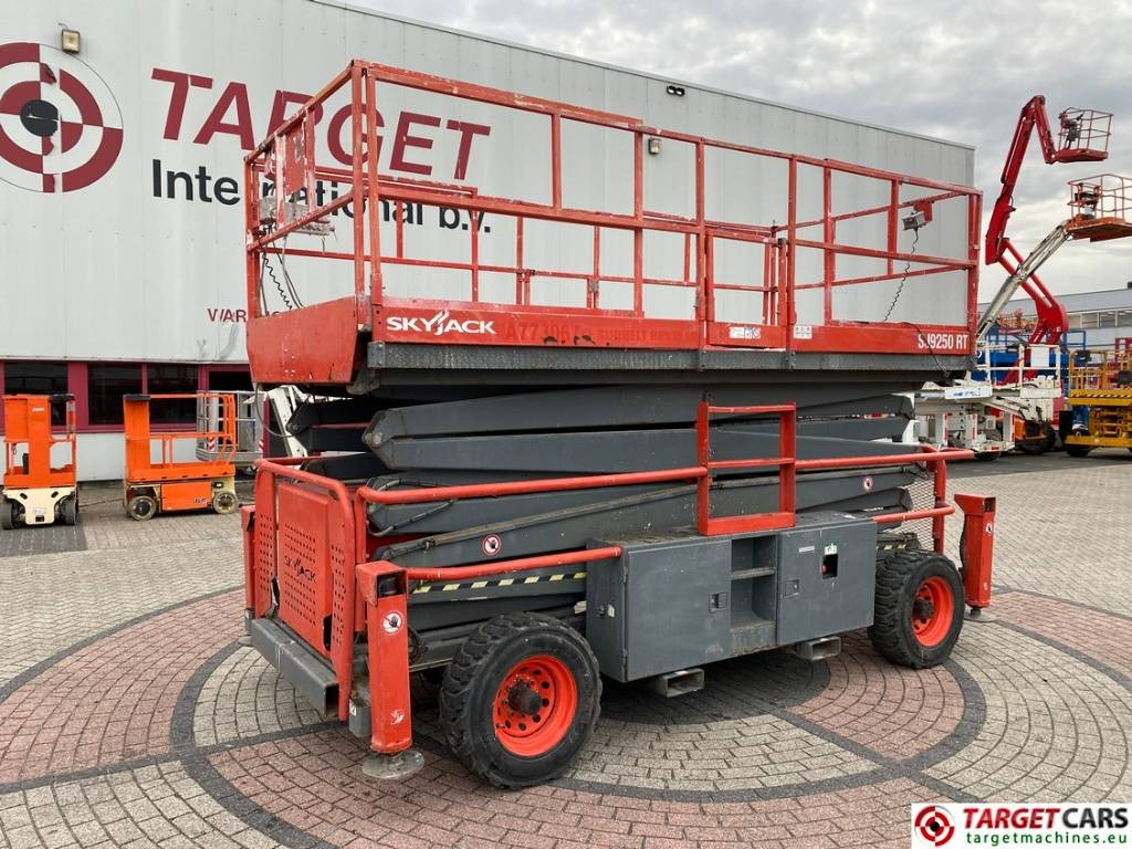 SkyJack SJ9250 RT Diesel 4x4 Scissor Work Lift 1720cm - Plataforma de tijeras: foto 1 SkyJack SJ9250 RT Diesel 4x4 Scissor Work Lift 1720cm - Plataforma de tijeras: foto 1