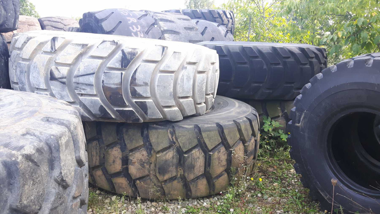 BRIDGESTONE 29/5R35 Pneumatici 29.5R35 in buone condizioni - Neumático para Maquinaria de construcción: foto 1 BRIDGESTONE 29/5R35 Pneumatici 29.5R35 in buone condizioni - Neumático para Maquinaria de construcción: foto 1