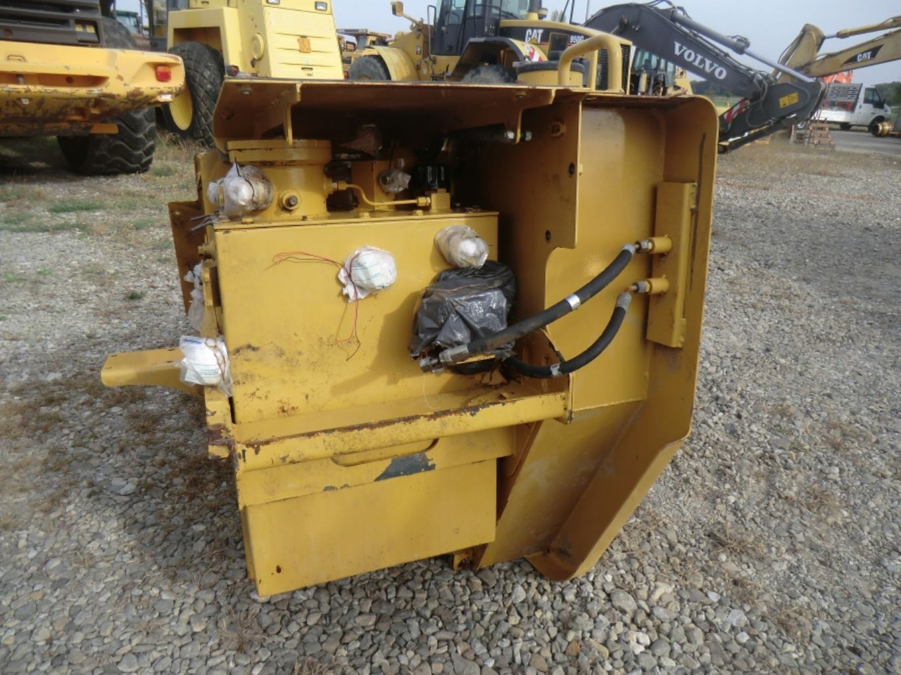 Caterpillar 735 Serbatoio gasolio - Depósito de combustible para Maquinaria de construcción: foto 1 Caterpillar 735 Serbatoio gasolio - Depósito de combustible para Maquinaria de construcción: foto 1