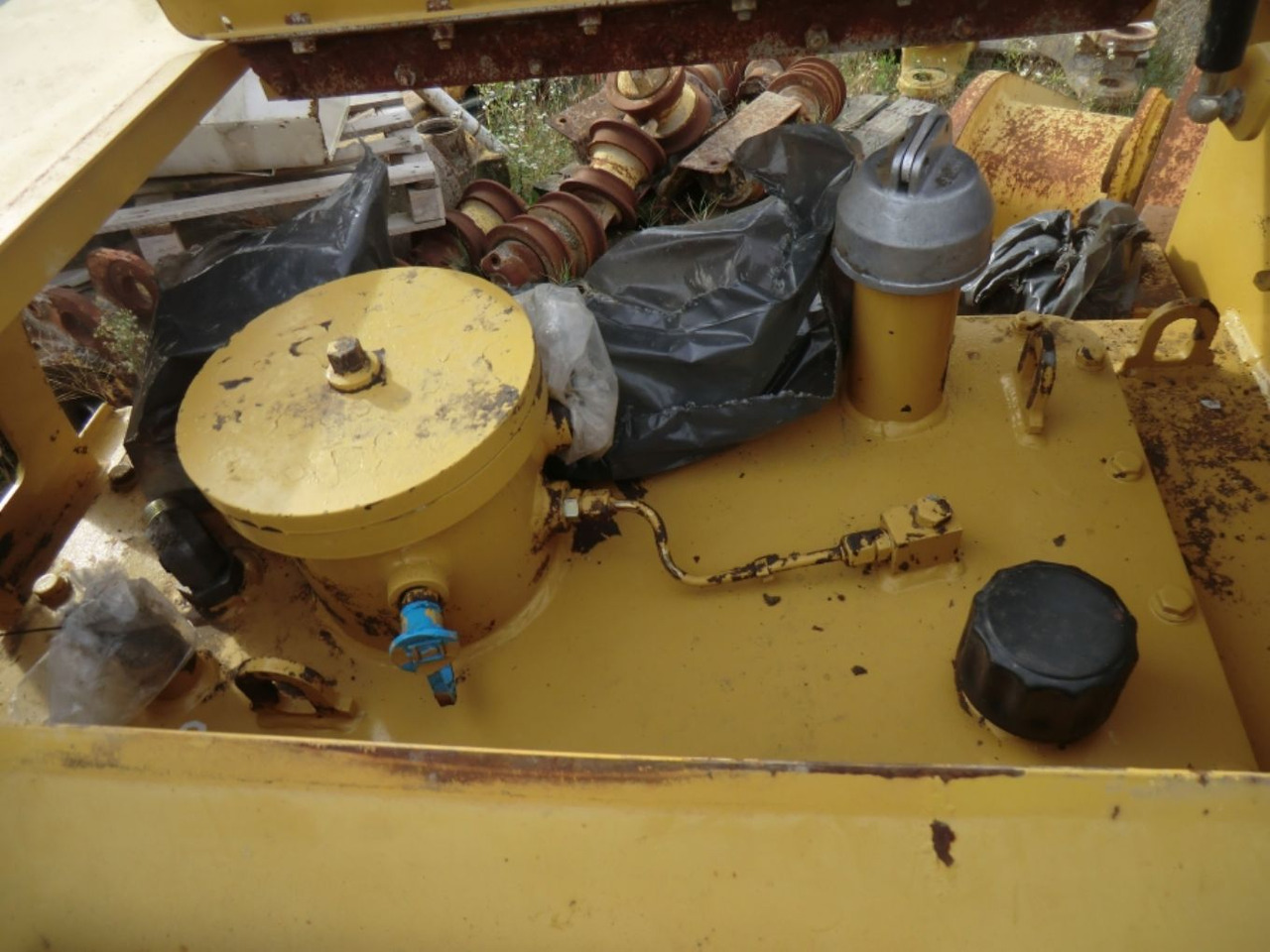Caterpillar 735 Serbatotio olio idraulico, completo di porta batterie, quadro elettrico. - Depósito hidráulico para Maquinaria de construcción: foto 4 Caterpillar 735 Serbatotio olio idraulico, completo di porta batterie, quadro elettrico. - Depósito hidráulico para Maquinaria de construcción: foto 4