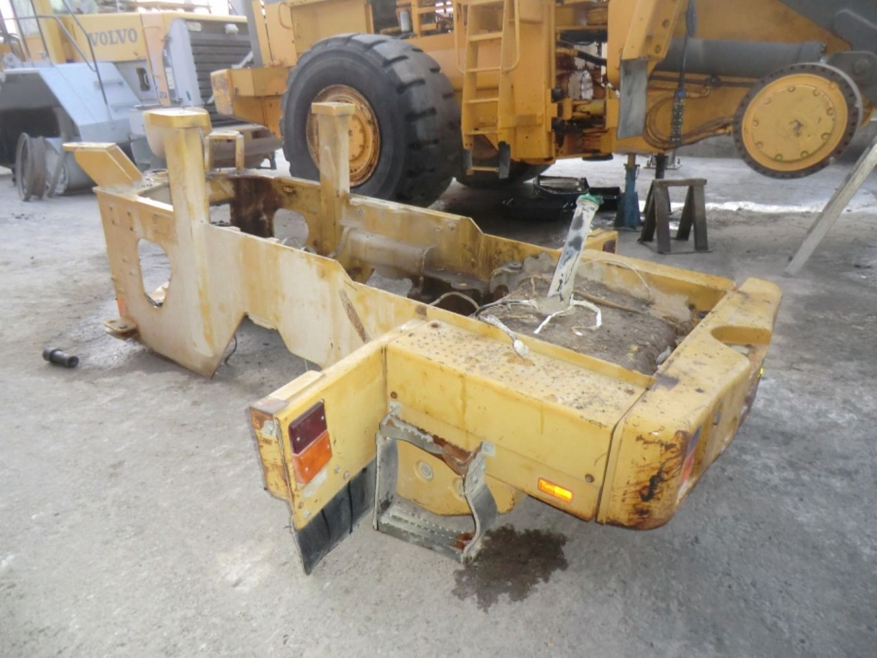 Caterpillar 928G TELAIO POSTERIORE COMPLETO DI SERBATOIO GASOLIO E CONTRAPPESI LATERALI - Depósito de combustible para Maquinaria de construcción: foto 3 Caterpillar 928G TELAIO POSTERIORE COMPLETO DI SERBATOIO GASOLIO E CONTRAPPESI LATERALI - Depósito de combustible para Maquinaria de construcción: foto 3