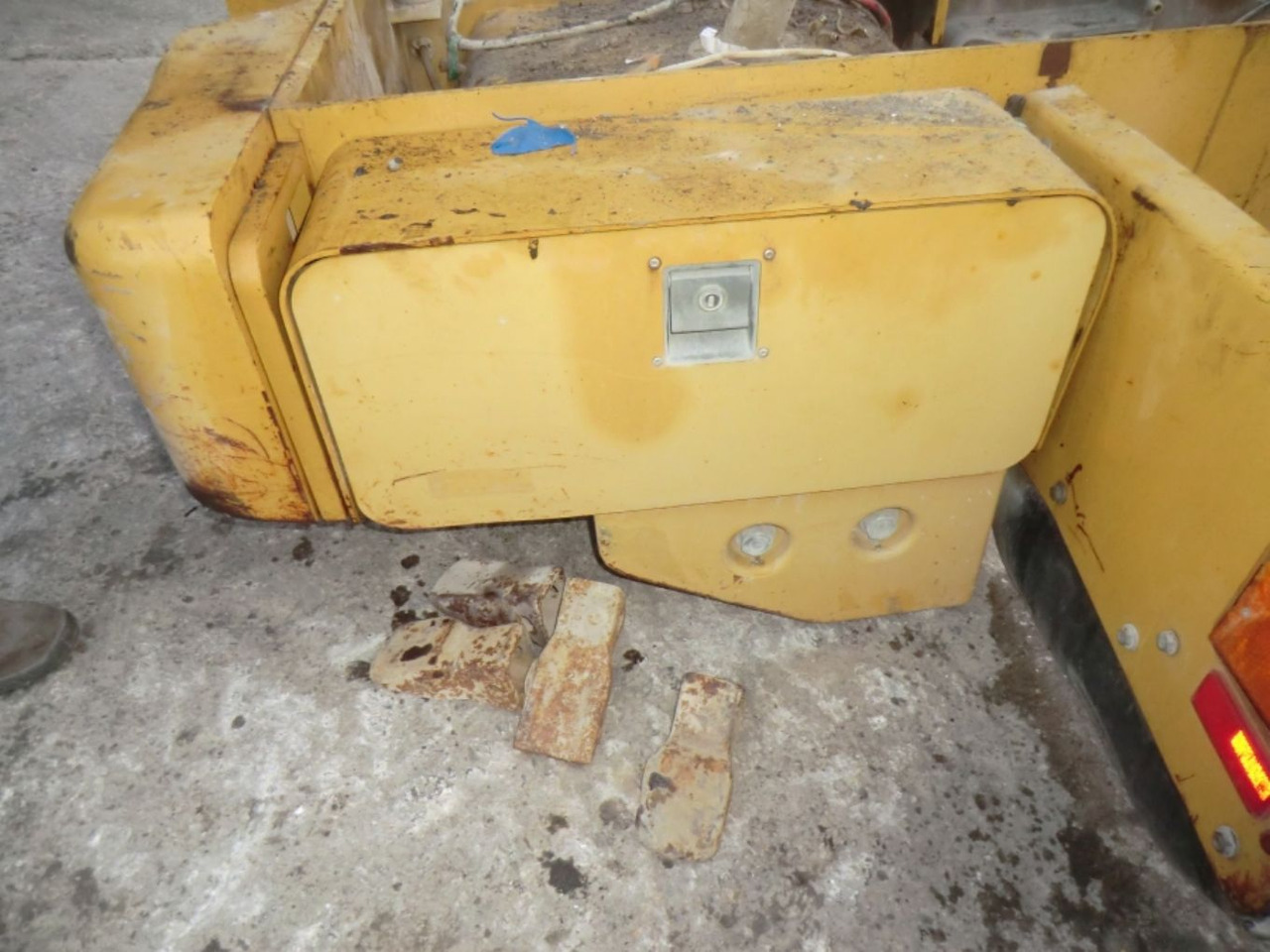 Caterpillar 928G TELAIO POSTERIORE COMPLETO DI SERBATOIO GASOLIO E CONTRAPPESI LATERALI - Depósito de combustible para Maquinaria de construcción: foto 2 Caterpillar 928G TELAIO POSTERIORE COMPLETO DI SERBATOIO GASOLIO E CONTRAPPESI LATERALI - Depósito de combustible para Maquinaria de construcción: foto 2