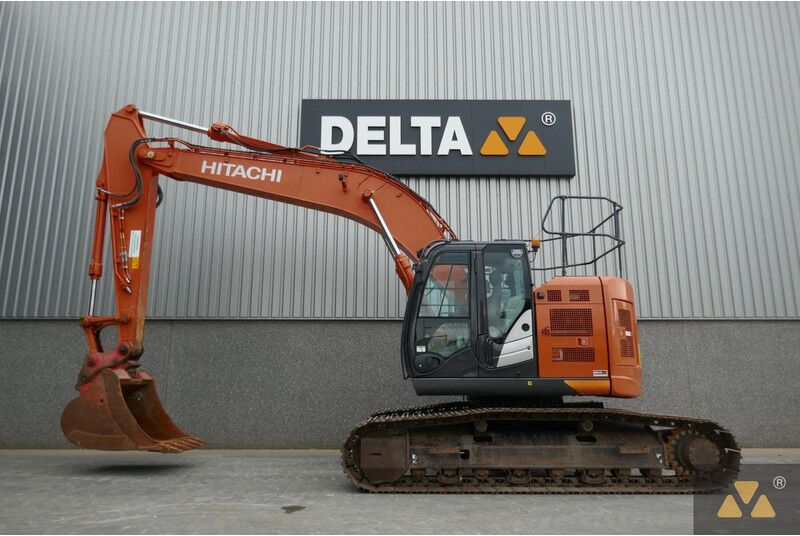 Hitachi ZX225USLC-6 - Excavadora de cadenas: foto 1 Hitachi ZX225USLC-6 - Excavadora de cadenas: foto 1