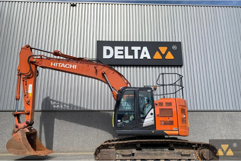 Hitachi ZX225USLC-6 - Excavadora de cadenas: foto 1 Hitachi ZX225USLC-6 - Excavadora de cadenas: foto 1