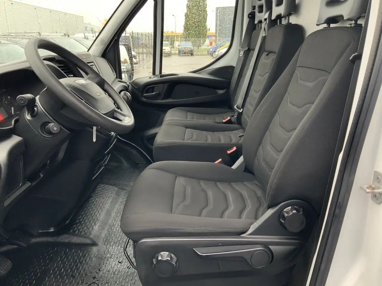 Iveco Daily 35S13V 2.3 352 H2 L3 Airco 3 Zits Opstap Euro 5 - Furgón: foto 5 Iveco Daily 35S13V 2.3 352 H2 L3 Airco 3 Zits Opstap Euro 5 - Furgón: foto 5