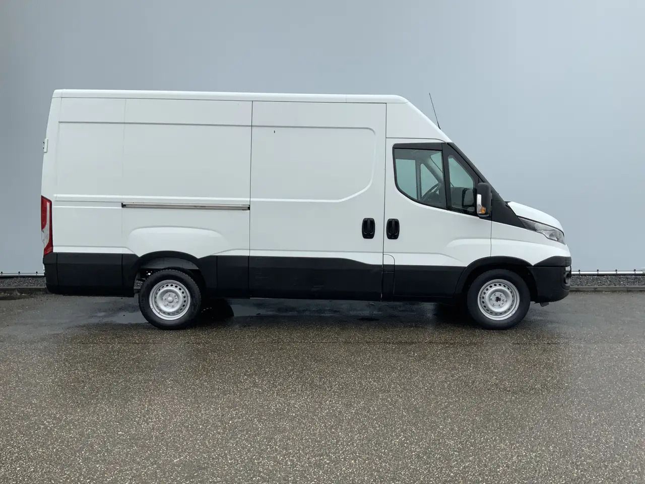 Iveco Daily 35S13V 2.3 352 H2 L3 Airco 3 Zits Opstap Euro 5 - Furgón: foto 3 Iveco Daily 35S13V 2.3 352 H2 L3 Airco 3 Zits Opstap Euro 5 - Furgón: foto 3