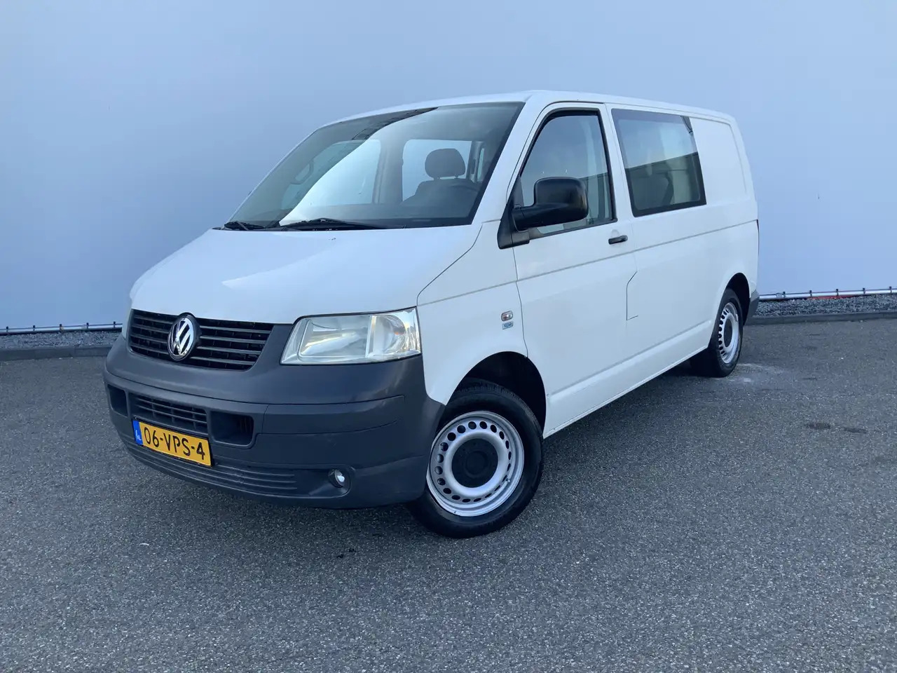 Volkswagen T5 Transporter 2.5 TDI 300 Budgetline Automaat DubCab Airco Trekh - Furgoneta combi: foto 1 Volkswagen T5 Transporter 2.5 TDI 300 Budgetline Automaat DubCab Airco Trekh - Furgoneta combi: foto 1