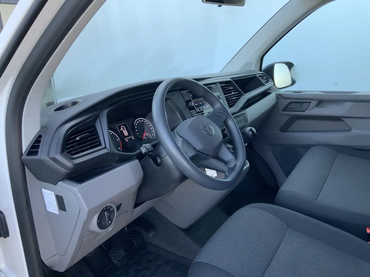 Volkswagen T6.1 Transporter 2.0 TDI L1H1 26 Economy Business Airco Cruise 3 Zi - Furgón: foto 5 Volkswagen T6.1 Transporter 2.0 TDI L1H1 26 Economy Business Airco Cruise 3 Zi - Furgón: foto 5