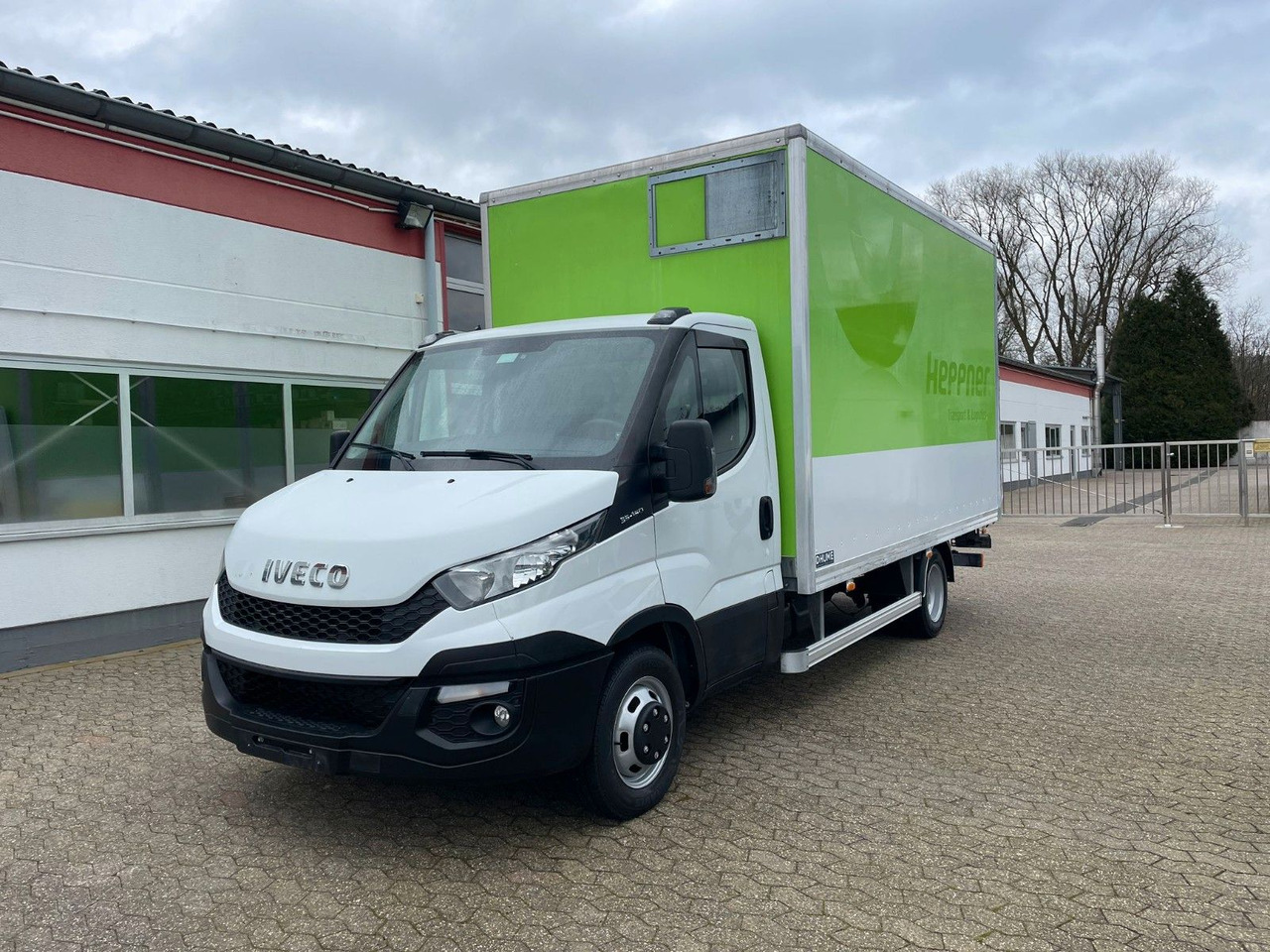 Iveco Daily 35C15 Koffer 4.2m Ladebordwand - Furgoneta: foto 1 Iveco Daily 35C15 Koffer 4.2m Ladebordwand - Furgoneta: foto 1