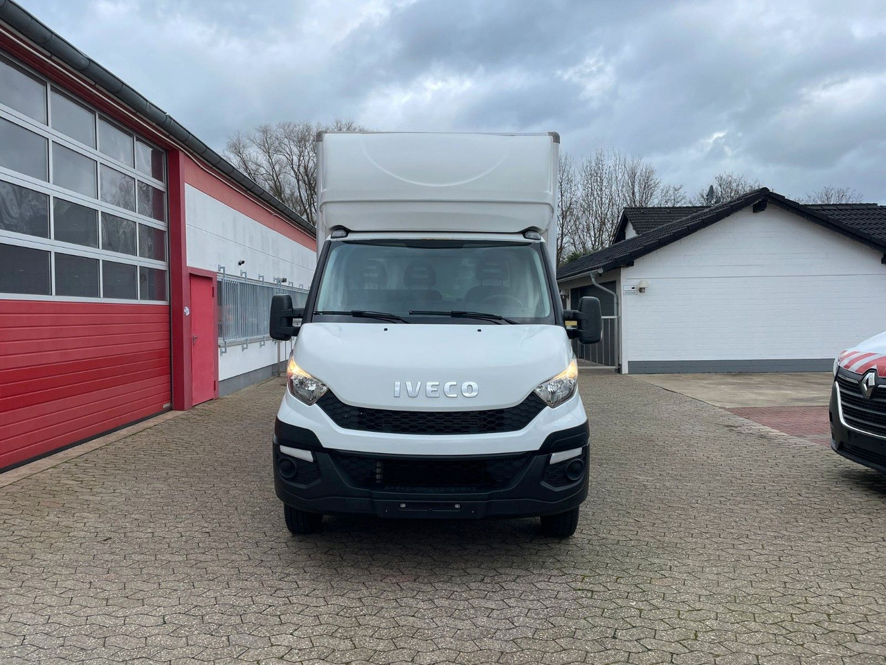 Iveco Daily Koffer 4.2m Ladebordwand Dhollandia Klima - Furgoneta: foto 2 Iveco Daily Koffer 4.2m Ladebordwand Dhollandia Klima - Furgoneta: foto 2