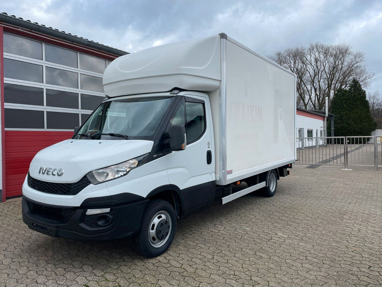 Iveco Daily Koffer 4.2m Ladebordwand Dhollandia Klima - Furgoneta: foto 1 Iveco Daily Koffer 4.2m Ladebordwand Dhollandia Klima - Furgoneta: foto 1