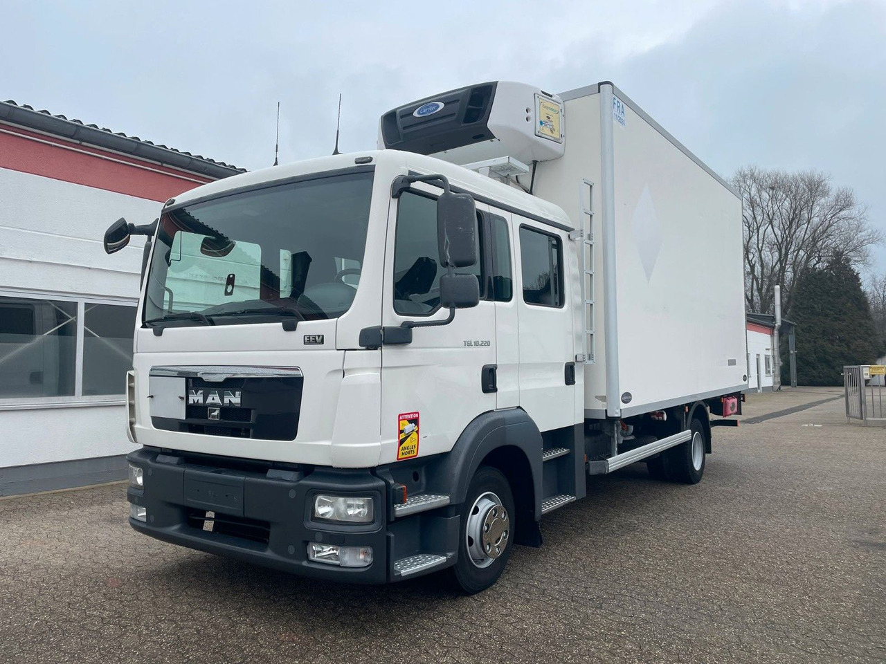 MAN TGL 10.220 EEV Doka Tiefkühlkoffer Ladebordwand - Camión caja cerrada: foto 1 MAN TGL 10.220 EEV Doka Tiefkühlkoffer Ladebordwand - Camión caja cerrada: foto 1