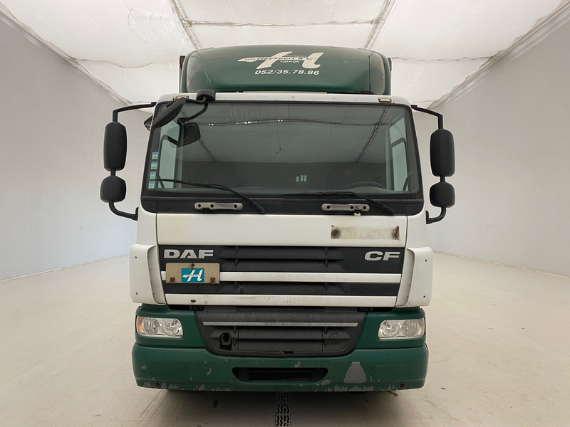 DAF CF75.250 - damaged engine* - Camión caja cerrada: foto 2 DAF CF75.250 - damaged engine* - Camión caja cerrada: foto 2