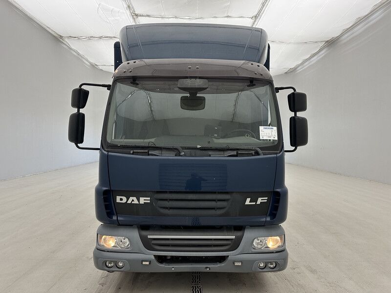 DAF LF45.220 - Camión caja cerrada: foto 2 DAF LF45.220 - Camión caja cerrada: foto 2