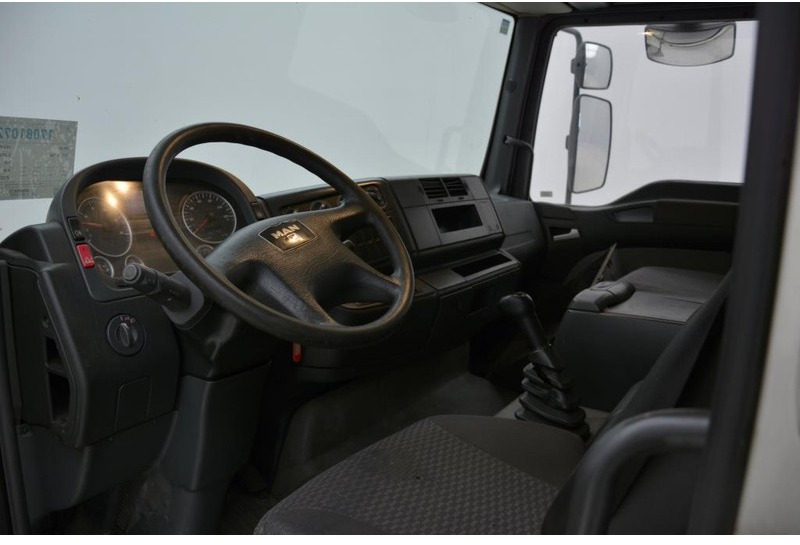 Foto del interior 1: Camión caja cerrada MAN TGL 8.180