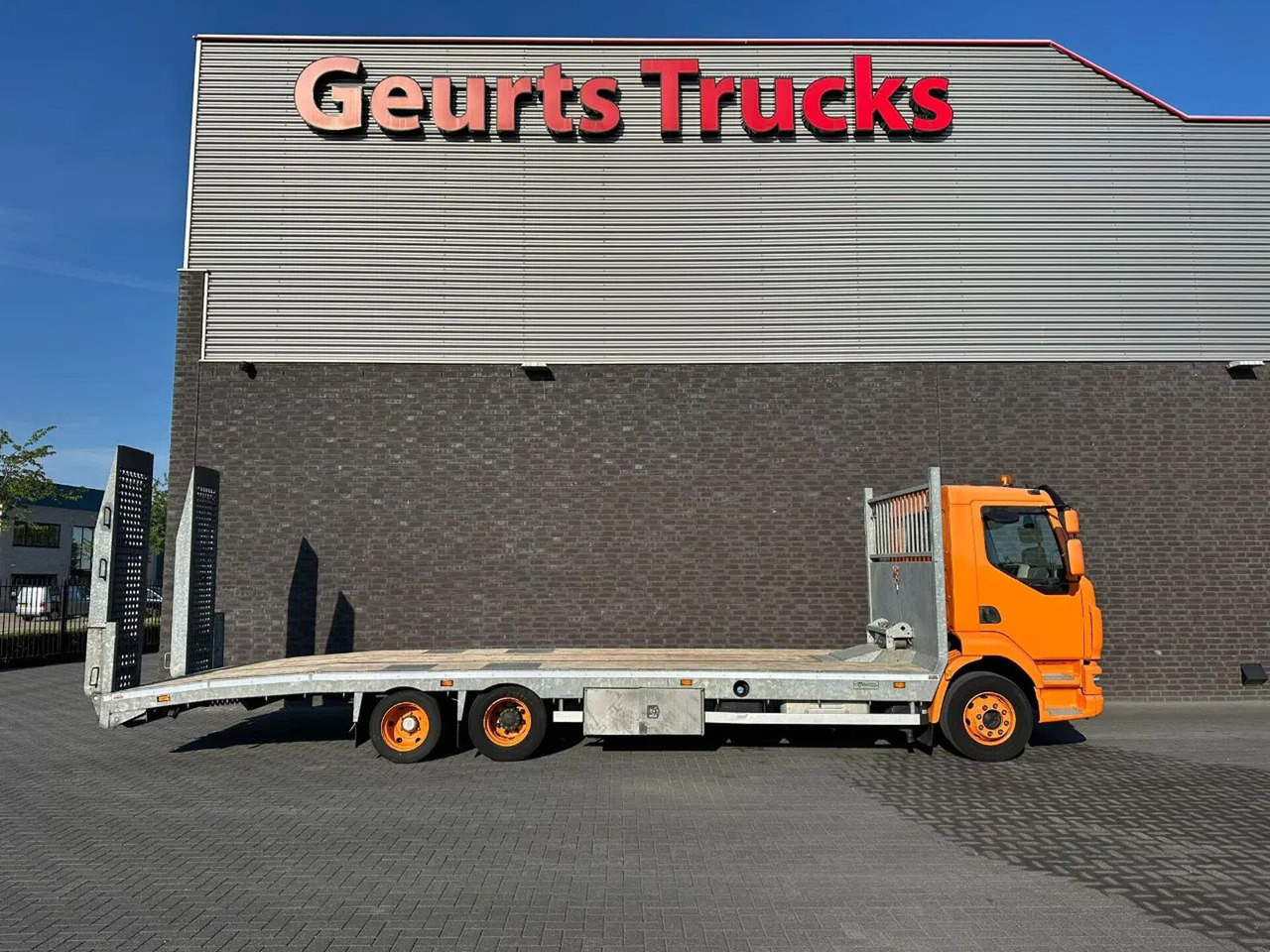 DAF LF OPRIJ 23-82 V OPRIJWAGEN / MACHINE TRANSPORTE - Portavehículos camión: foto 4 DAF LF OPRIJ 23-82 V OPRIJWAGEN / MACHINE TRANSPORTE - Portavehículos camión: foto 4