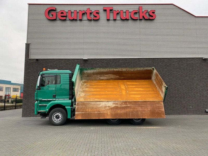 MAN TGX 26.560 6X4 BB + 3 ZIJDIGE KIPPER/TIPPER BORD MATIC - Volquete camión: foto 2 MAN TGX 26.560 6X4 BB + 3 ZIJDIGE KIPPER/TIPPER BORD MATIC - Volquete camión: foto 2