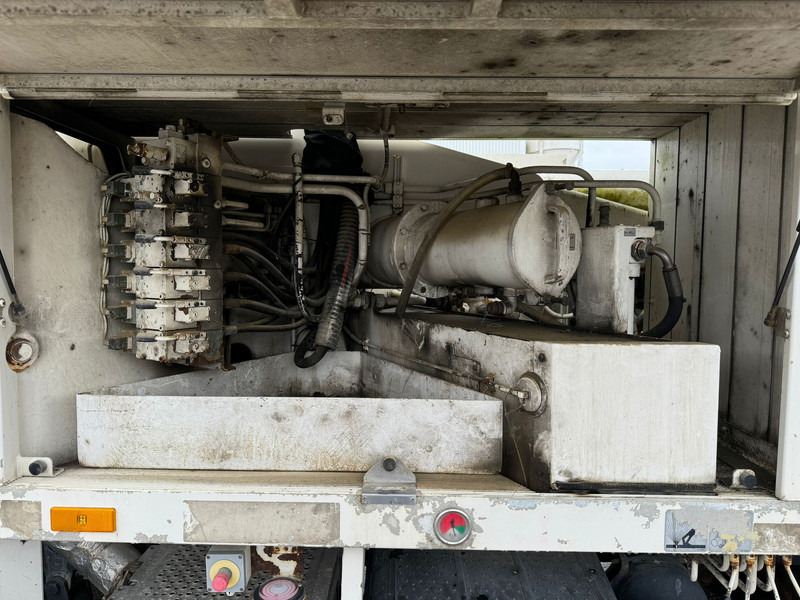Bomba de hormigón para transporte de materiales áridos MERCEDESBENZ Actros 2632 6x4 with Putzmeister BSF 24-4 11 24m concrete pump: foto 14