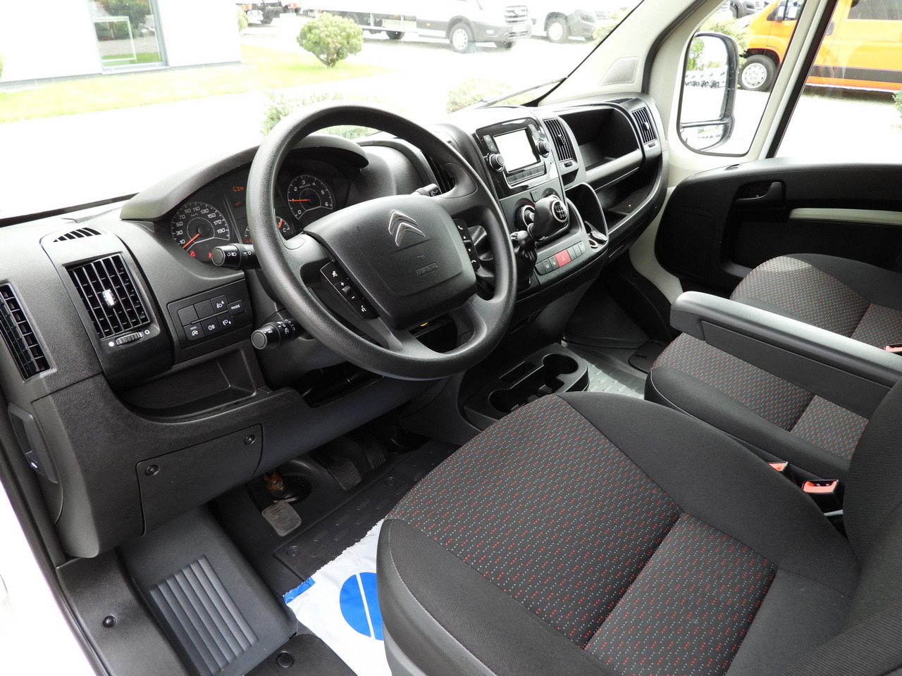 CITROEN JUMPER BOX LIFT 8 PALLETS CRUISE CONTROL NAVIGATION AIR CONDITIONING 165HP - Furgoneta: foto 2 CITROEN JUMPER BOX LIFT 8 PALLETS CRUISE CONTROL NAVIGATION AIR CONDITIONING 165HP - Furgoneta: foto 2