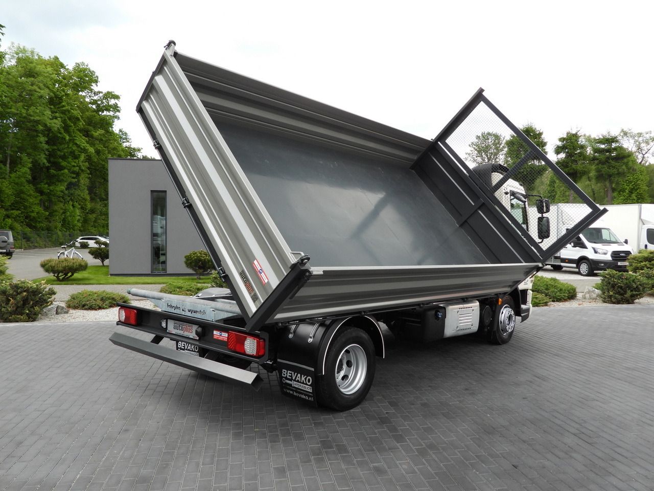 DAF LF 180 THREE-WAY TIPPER CRUISE CONTROL LED LIGHTS AUTOMATIC TRANSMISSION TWIN WHEELS AIR CONDITIONING 180HP - Volquete camión: foto 3 DAF LF 180 THREE-WAY TIPPER CRUISE CONTROL LED LIGHTS AUTOMATIC TRANSMISSION TWIN WHEELS AIR CONDITIONING 180HP - Volquete camión: foto 3