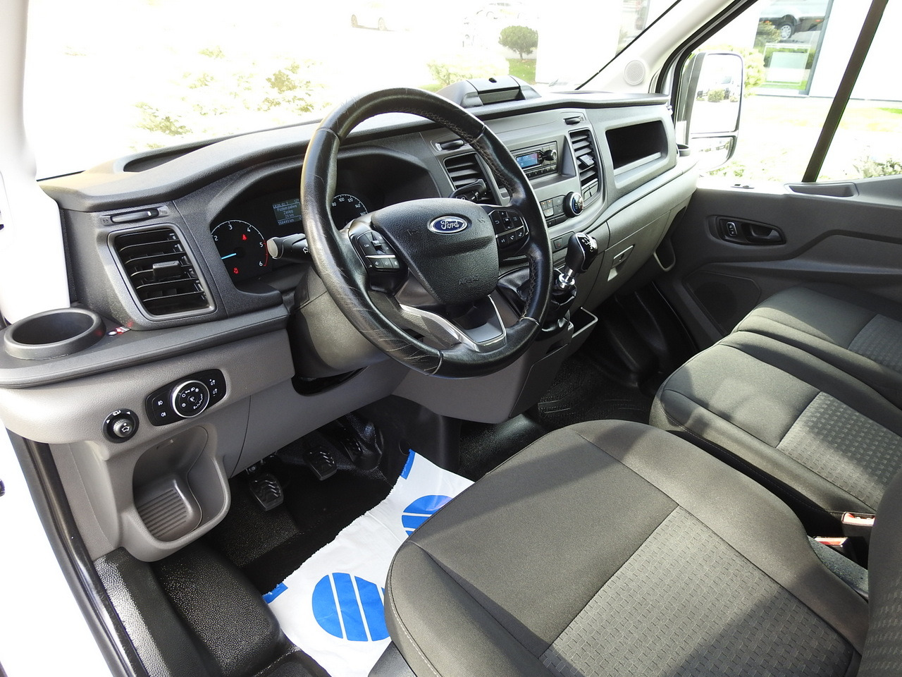FORD TRANSIT BOX DELIVERY VAN 6 SEATS CRUISE CONTROL AIR CONDITIONING LED LIGHTS 130HP - Furgón: foto 2 FORD TRANSIT BOX DELIVERY VAN 6 SEATS CRUISE CONTROL AIR CONDITIONING LED LIGHTS 130HP - Furgón: foto 2