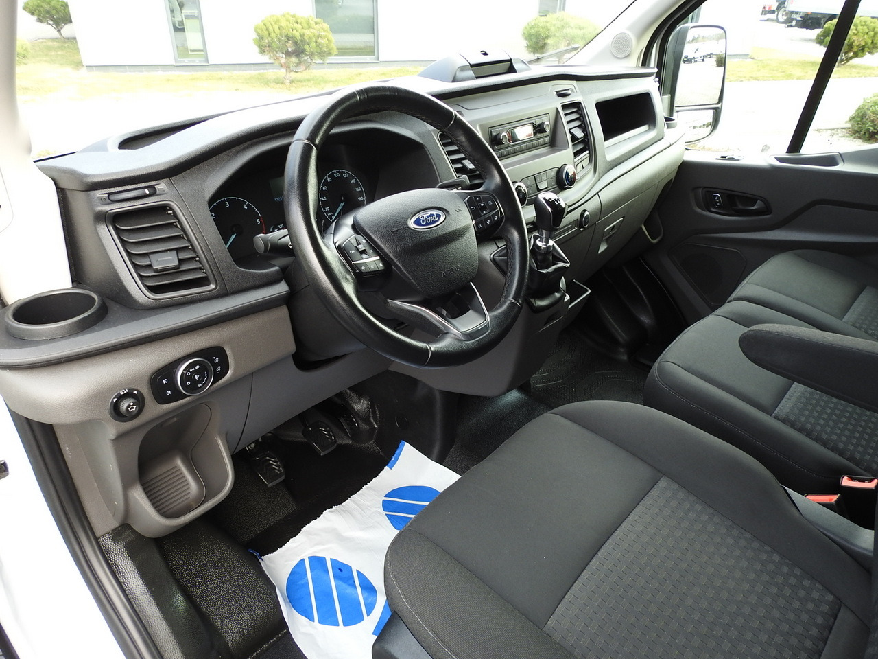 FORD TRANSIT BOX DELIVERY VAN 6 SEATS CRUISE CONTROL LED LIGHTS AIR CONDITIONING 180HP - Furgón: foto 2 FORD TRANSIT BOX DELIVERY VAN 6 SEATS CRUISE CONTROL LED LIGHTS AIR CONDITIONING 180HP - Furgón: foto 2