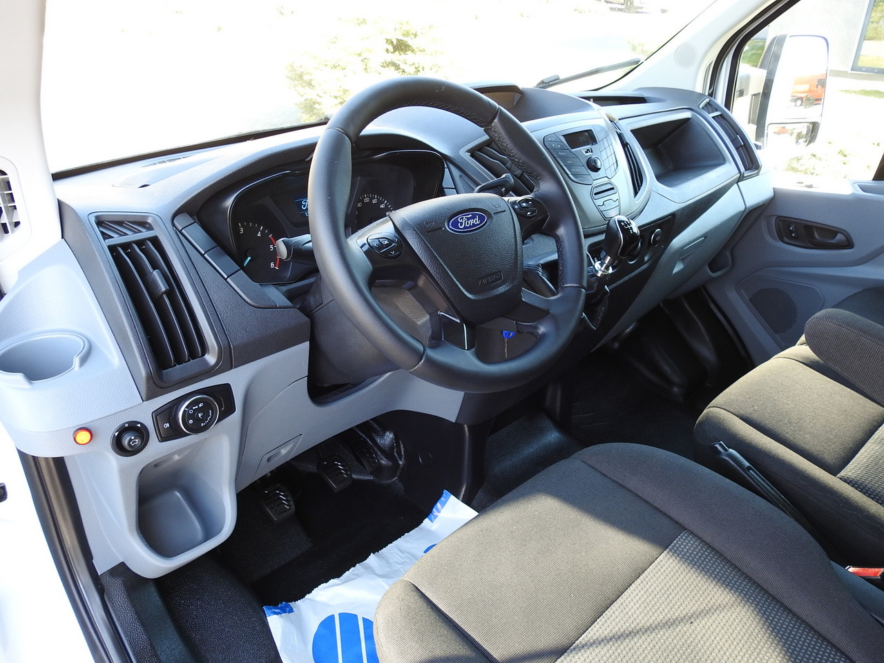 FORD TRANSIT BOX LIFT 8 PALLETS TWIN WHEELS AIR CONDITIONING 130HP - Furgoneta: foto 2 FORD TRANSIT BOX LIFT 8 PALLETS TWIN WHEELS AIR CONDITIONING 130HP - Furgoneta: foto 2