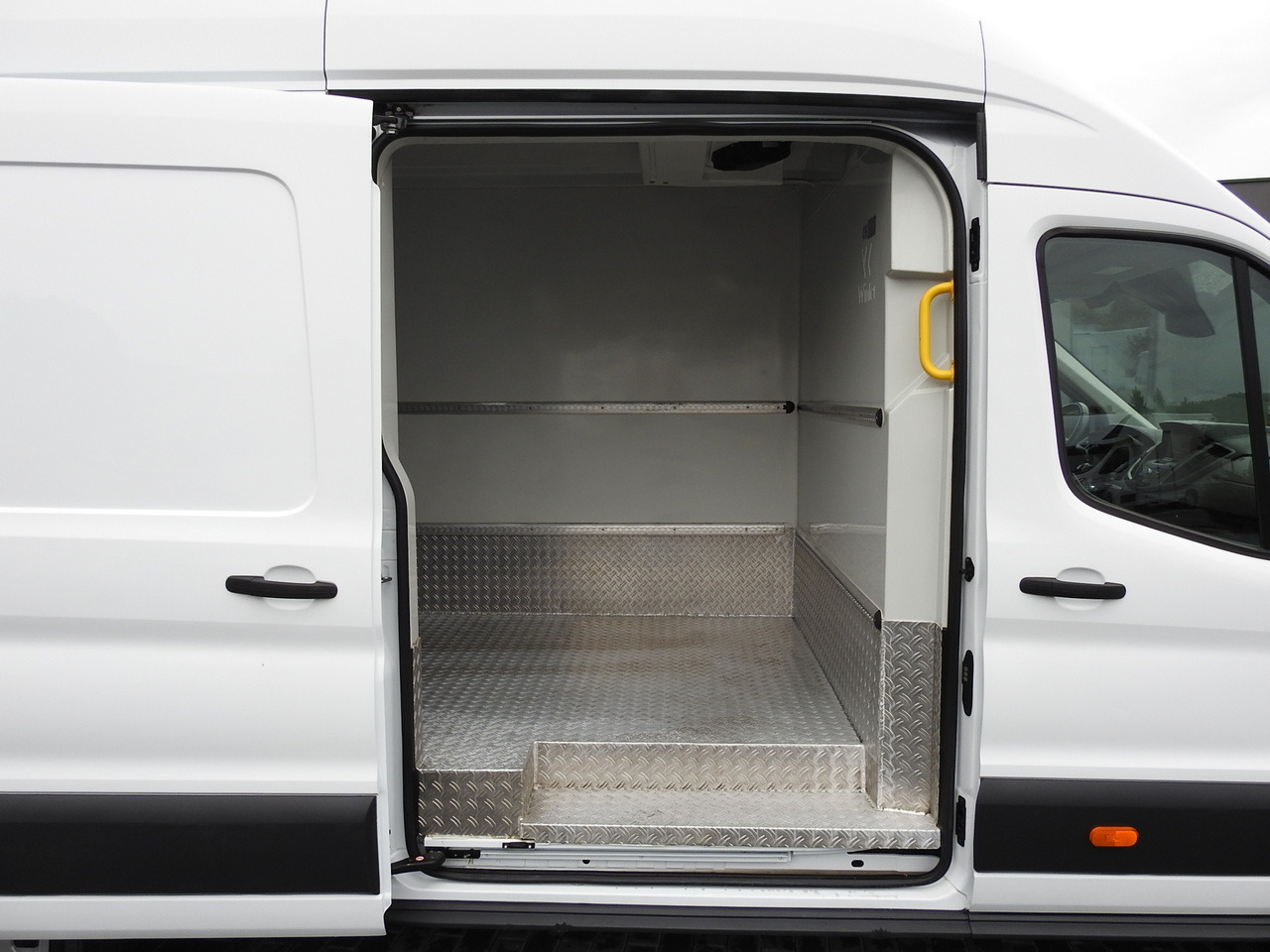 Frigorífico furgoneta FORD TRANSIT REFRIGERATOR VAN 0*C HEATING FUNCTION POWER SUPPLY 230V CRUISE CONTROL NAVIGATION AIR CONDITIONING LED LIGHTS 130HP: foto 22 Frigorífico furgoneta FORD TRANSIT REFRIGERATOR VAN 0*C HEATING FUNCTION POWER SUPPLY 230V CRUISE CONTROL NAVIGATION AIR CONDITIONING LED LIGHTS 130HP: foto 22