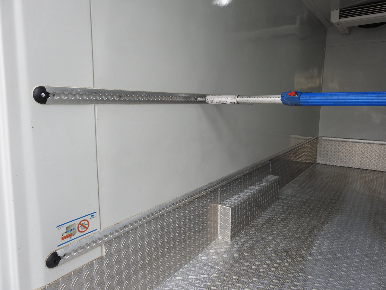 Frigorífico furgoneta FORD TRANSIT REFRIGERATOR VAN 0*C HEATING FUNCTION POWER SUPPLY 230V CRUISE CONTROL NAVIGATION AIR CONDITIONING LED LIGHTS 130HP: foto 27 Frigorífico furgoneta FORD TRANSIT REFRIGERATOR VAN 0*C HEATING FUNCTION POWER SUPPLY 230V CRUISE CONTROL NAVIGATION AIR CONDITIONING LED LIGHTS 130HP: foto 27