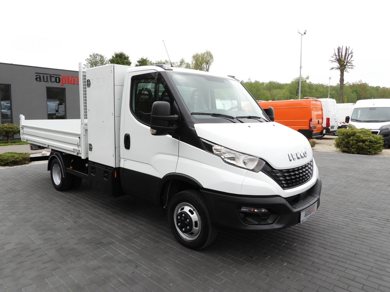 IVECO DAILY 35C14 TIPPER CRUISE CONTROL TWIN WHEELS 140HP - Volquete furgoneta: foto 4 IVECO DAILY 35C14 TIPPER CRUISE CONTROL TWIN WHEELS 140HP - Volquete furgoneta: foto 4