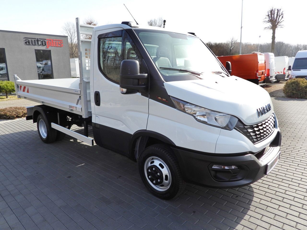 IVECO DAILY 35C14 TIPPER CRUISE CONTROL TWIN WHEELS AIR CONDITIONING 140HP - Volquete furgoneta: foto 4 IVECO DAILY 35C14 TIPPER CRUISE CONTROL TWIN WHEELS AIR CONDITIONING 140HP - Volquete furgoneta: foto 4