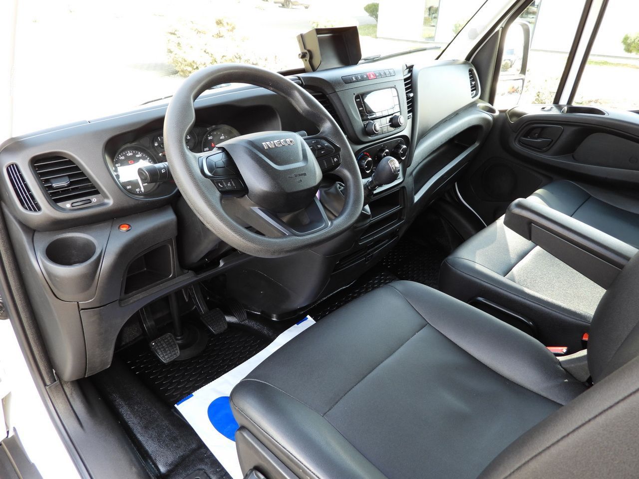 IVECO DAILY 35C14 TIPPER CRUISE CONTROL TWIN WHEELS AIR CONDITIONING 140HP - Volquete furgoneta: foto 2 IVECO DAILY 35C14 TIPPER CRUISE CONTROL TWIN WHEELS AIR CONDITIONING 140HP - Volquete furgoneta: foto 2