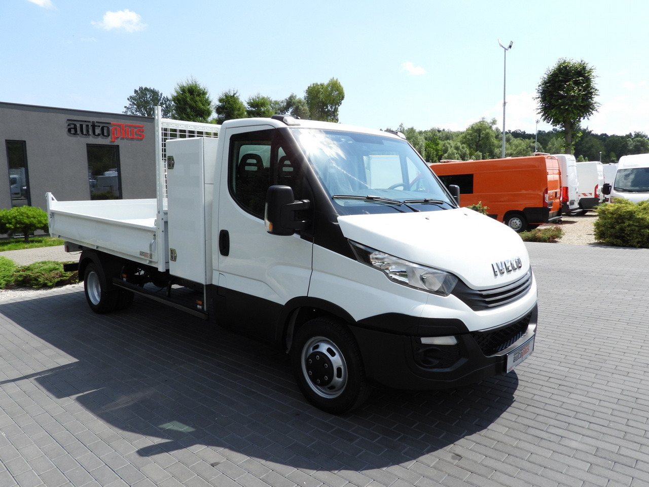 IVECO DAILY 35C15 TIPPER CRUISE CONTROL TWIN WHEELS AIR CONDITIONING 150HP - Volquete furgoneta: foto 4 IVECO DAILY 35C15 TIPPER CRUISE CONTROL TWIN WHEELS AIR CONDITIONING 150HP - Volquete furgoneta: foto 4