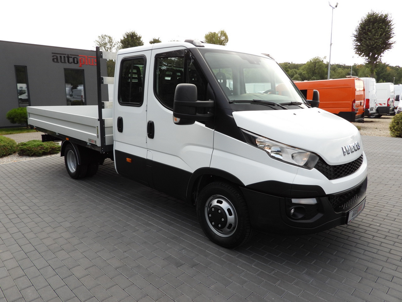 IVECO DAILY 35C17 STAKE BODY DOUBLE CABIN DOKA 7 SEATS CRUISE CONTROL TWIN WHEELS AIR CONDITIONING 170HP - Caja abierta furgoneta: foto 4 IVECO DAILY 35C17 STAKE BODY DOUBLE CABIN DOKA 7 SEATS CRUISE CONTROL TWIN WHEELS AIR CONDITIONING 170HP - Caja abierta furgoneta: foto 4