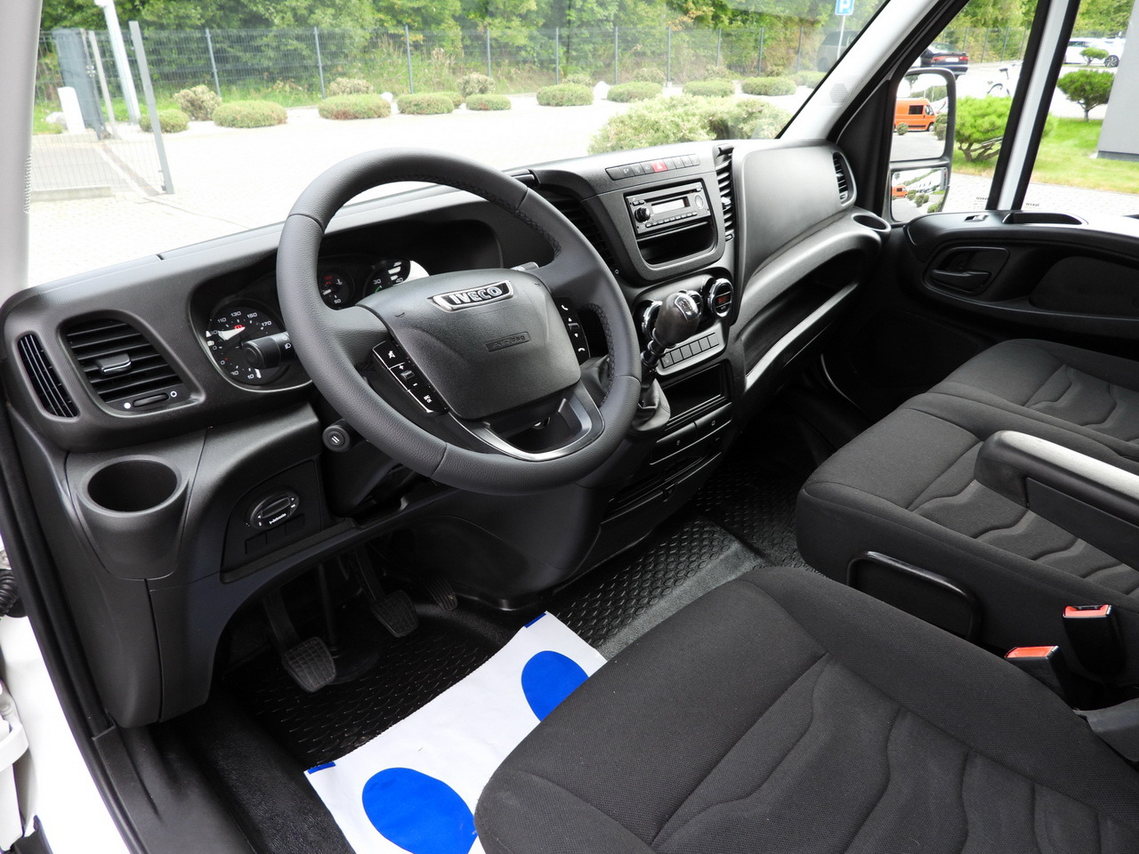 IVECO DAILY 35C17 STAKE BODY DOUBLE CABIN DOKA 7 SEATS CRUISE CONTROL TWIN WHEELS AIR CONDITIONING 170HP - Caja abierta furgoneta: foto 2 IVECO DAILY 35C17 STAKE BODY DOUBLE CABIN DOKA 7 SEATS CRUISE CONTROL TWIN WHEELS AIR CONDITIONING 170HP - Caja abierta furgoneta: foto 2