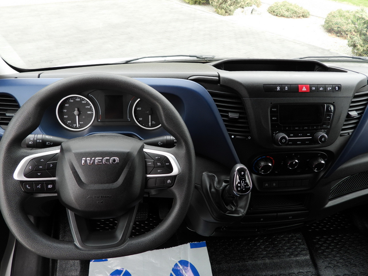 Frigorífico furgoneta IVECO DAILY 35S14 REFRIGERATOR VAN 0*C POWER SUPPLY 230V CRUISE CONTROL AUTOMATIC TRANSMISSION HI-MATIC AIR CONDITIONING  140HP: foto 37