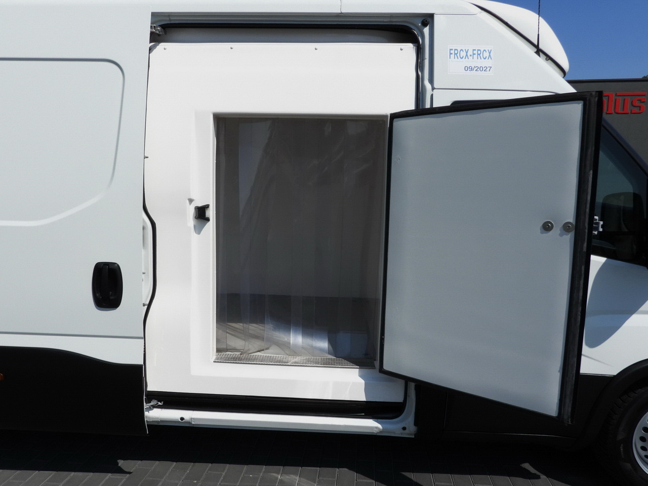 Frigorífico furgoneta IVECO DAILY 35S14 REFRIGERATOR VAN 0*C POWER SUPPLY 230V CRUISE CONTROL AUTOMATIC TRANSMISSION HI-MATIC AIR CONDITIONING  140HP: foto 26