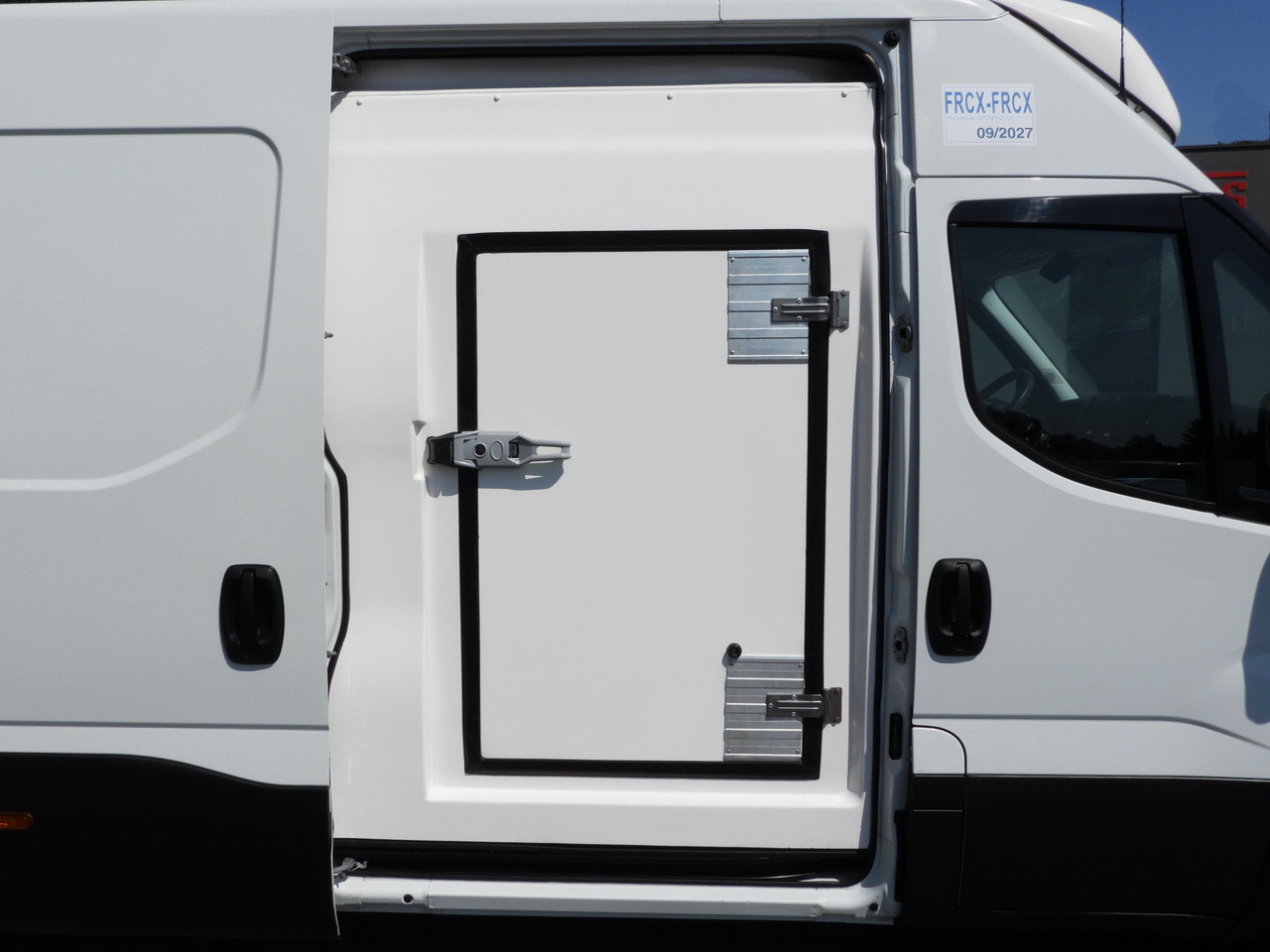 Frigorífico furgoneta IVECO DAILY 35S14 REFRIGERATOR VAN 0*C POWER SUPPLY 230V CRUISE CONTROL AUTOMATIC TRANSMISSION HI-MATIC AIR CONDITIONING  140HP: foto 25