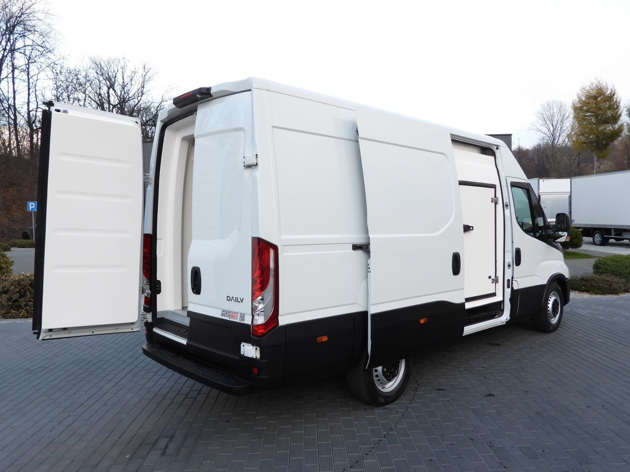 IVECO DAILY 35S14 REFRIGERATOR VAN 0*C POWER SUPPLY 230V NAVIGATION AUTOMATIC TRANSMISSION AIR CONDITIONING 140HP - Frigorífico furgoneta: foto 3 IVECO DAILY 35S14 REFRIGERATOR VAN 0*C POWER SUPPLY 230V NAVIGATION AUTOMATIC TRANSMISSION AIR CONDITIONING 140HP - Frigorífico furgoneta: foto 3