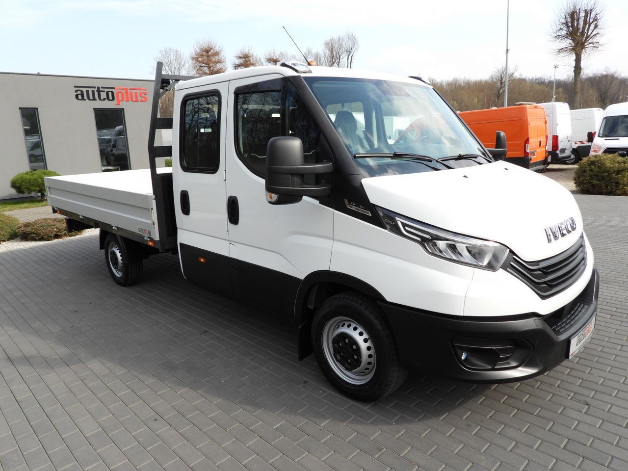 IVECO DAILY 35S16 STAKE BODY DOUBLE CABIN DOKA 7 SEATS CRUISE CONTROL LED LIGHTS AUTOMATIC TRANSMISSION HI-MATIC AIR CONDITIONING 160HP - Caja abierta furgoneta: foto 4 IVECO DAILY 35S16 STAKE BODY DOUBLE CABIN DOKA 7 SEATS CRUISE CONTROL LED LIGHTS AUTOMATIC TRANSMISSION HI-MATIC AIR CONDITIONING 160HP - Caja abierta furgoneta: foto 4