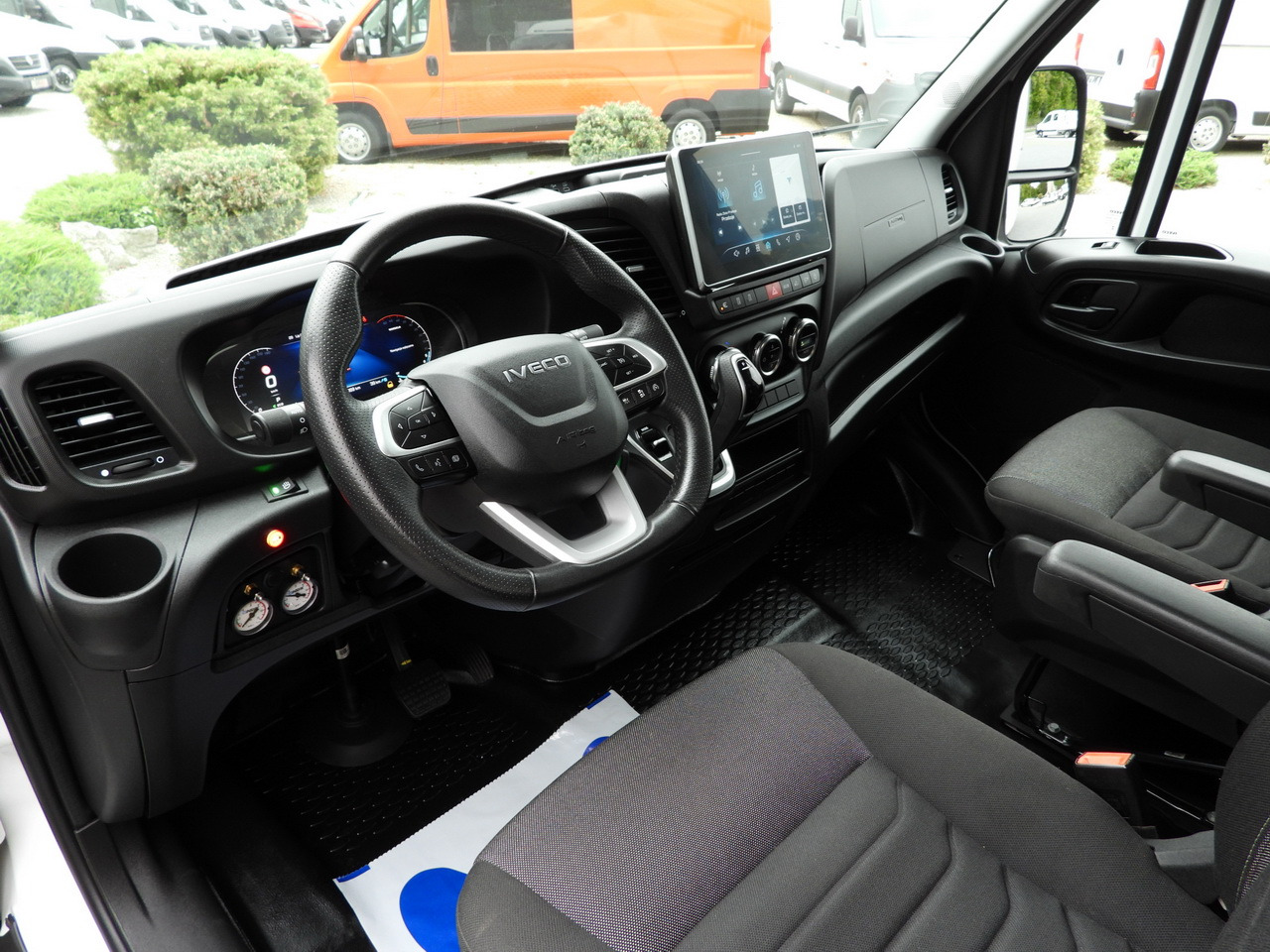 IVECO DAILY 35S18 BOX HI-MATIC LIFT 8 PALLETS CRUISE CONTROL NAVIGATION LED LIGHTS PNEUMATICS AUTOMATIC TRANSMISSION HI-MATIC AIR CONDITIONING 180HP - Furgoneta: foto 2 IVECO DAILY 35S18 BOX HI-MATIC LIFT 8 PALLETS CRUISE CONTROL NAVIGATION LED LIGHTS PNEUMATICS AUTOMATIC TRANSMISSION HI-MATIC AIR CONDITIONING 180HP - Furgoneta: foto 2