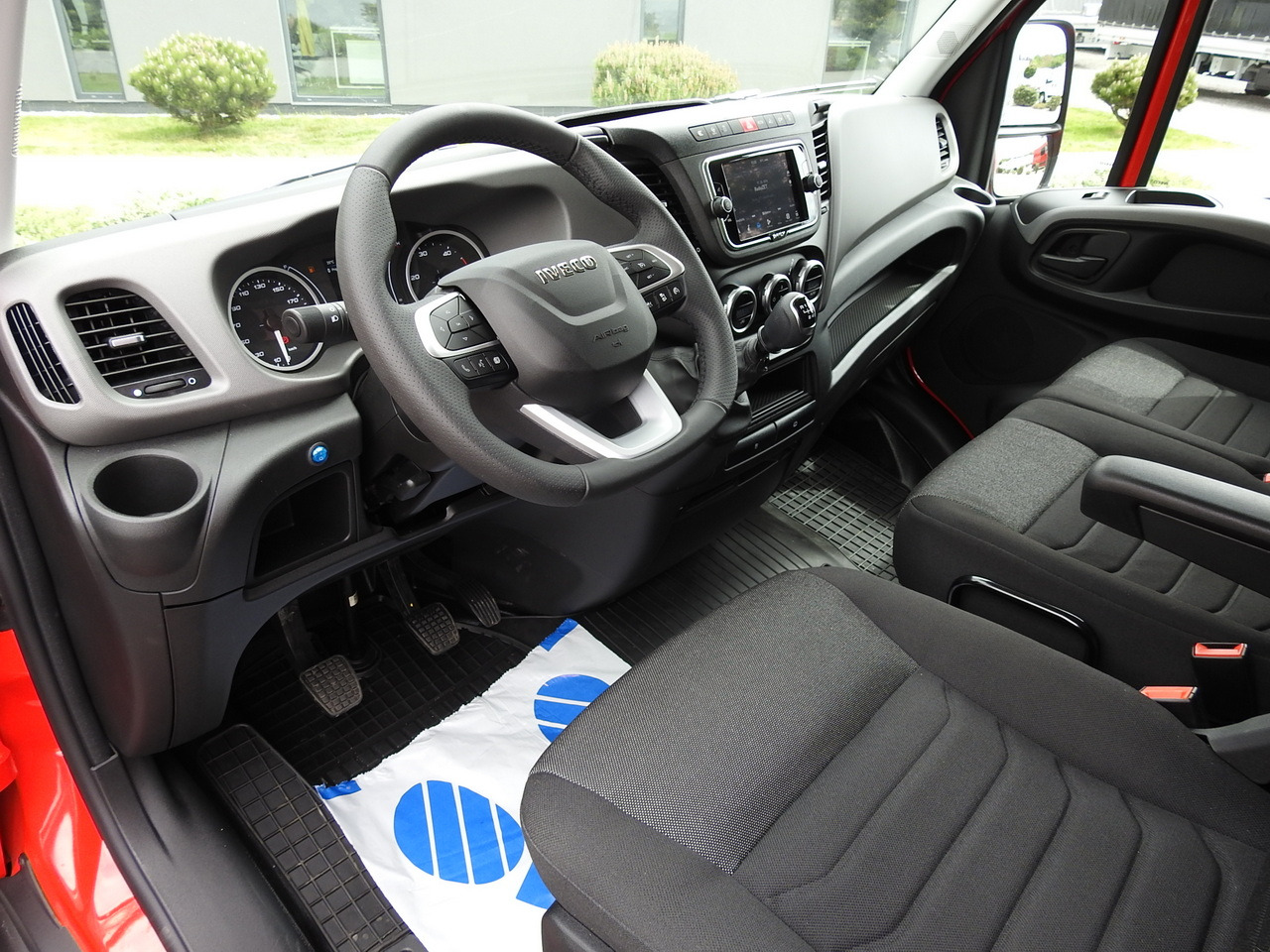 IVECO DAILY 35S18 NEW BOX 10 PALLETS CRUISE CONTROL NAVIGATION AIR CONDITIONING LED LIGHTS GUARANTEE 180HP - Furgoneta: foto 2 IVECO DAILY 35S18 NEW BOX 10 PALLETS CRUISE CONTROL NAVIGATION AIR CONDITIONING LED LIGHTS GUARANTEE 180HP - Furgoneta: foto 2