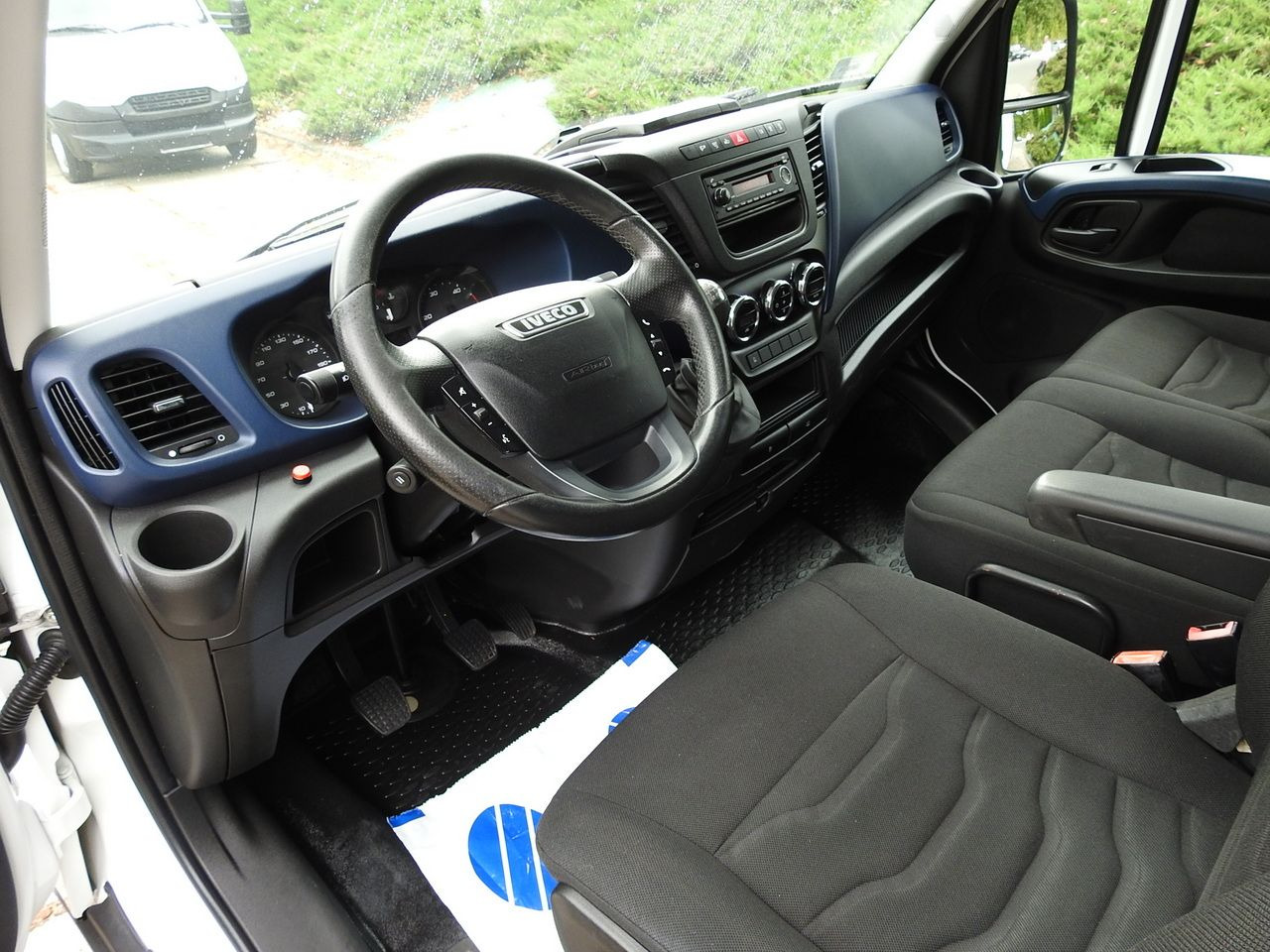 IVECO DAILY 35S18 TARPAULIN LIFT 8 PALLETS CRUISE CONTROL AIR CONDITIONING 180HP - Furgoneta con caja de lona: foto 2 IVECO DAILY 35S18 TARPAULIN LIFT 8 PALLETS CRUISE CONTROL AIR CONDITIONING 180HP - Furgoneta con caja de lona: foto 2