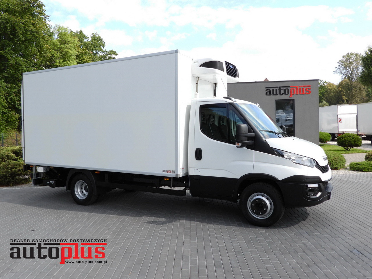 IVECO DAILY 70C17 REFRIGERATOR 1*C LIFT 10 PALLETS POWER SUPPLY 230V CRUISE CONTROL AIR CONDITIONING PNEUMATICS AUTOMATIC TRANSMISSION HI-MATIC TWIN WHEELS  170HP - Frigorífico camión: foto 1 IVECO DAILY 70C17 REFRIGERATOR 1*C LIFT 10 PALLETS POWER SUPPLY 230V CRUISE CONTROL AIR CONDITIONING PNEUMATICS AUTOMATIC TRANSMISSION HI-MATIC TWIN WHEELS  170HP - Frigorífico camión: foto 1